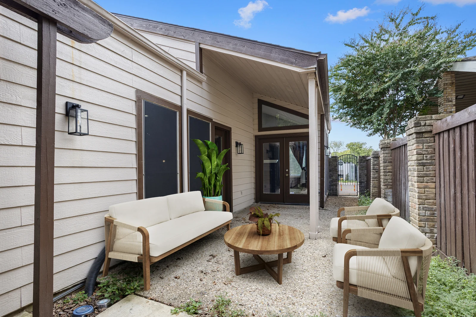 Outdoor sitting area at 4118 Crossing Lane beside the house and fence
